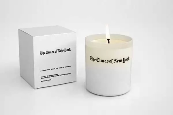 Ароматизированная свеча The Times of New York - креативный подарок для тех, кто любит читать газеты