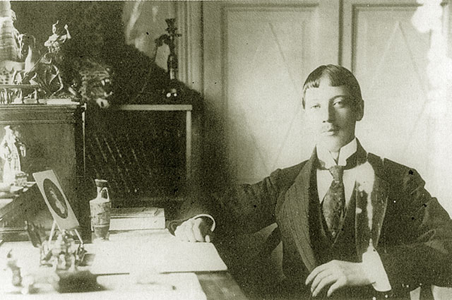 Николай Гумилев вел поэтические курсы и занимался этнологией. 