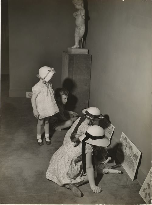 André Kertész, Art Gallery, 1938.