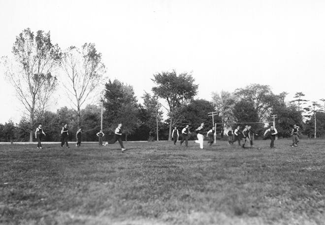 Студенты играют в футбол. США, 1921 год