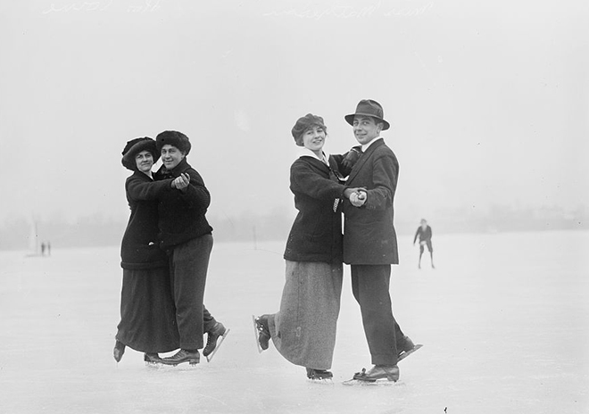 Танцующие пары на катке. США, 1910-е годы
