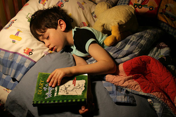 Исследование: мальчики, которые читали в детстве больше книг, зарабатывают больше денег