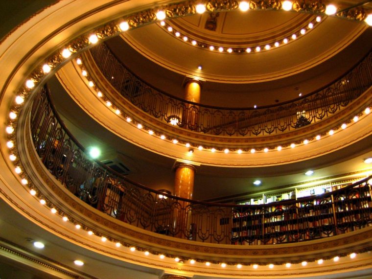 100-летний театр превратили в книжный, который круче любого музея