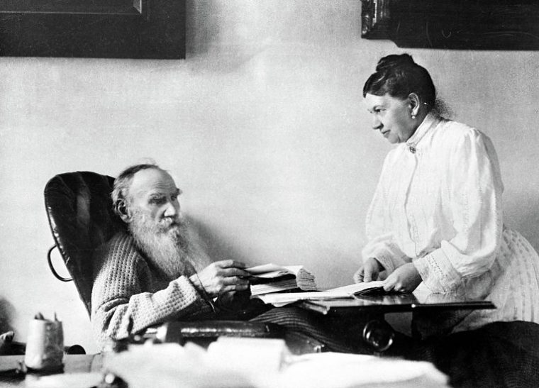 Лев Николаевич Толстой с женой Софьей Андреевной в Ясной Поляне. 1908 год