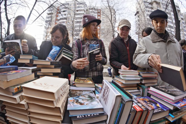 Книжные развалы - хороший способ найти нужную книгу, но покупать ее дешевле через интернет. Фото: Антон Буценко/ТАСС