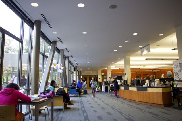 Внутри американских библиотек светло, уютно и просторно